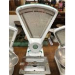 A SET OF AVERY WHITE ENAMEL SCALES TO WEIGH AND PRICE ITEMS UP TO 20LBS IN WEIGHT IN 1/4OZ