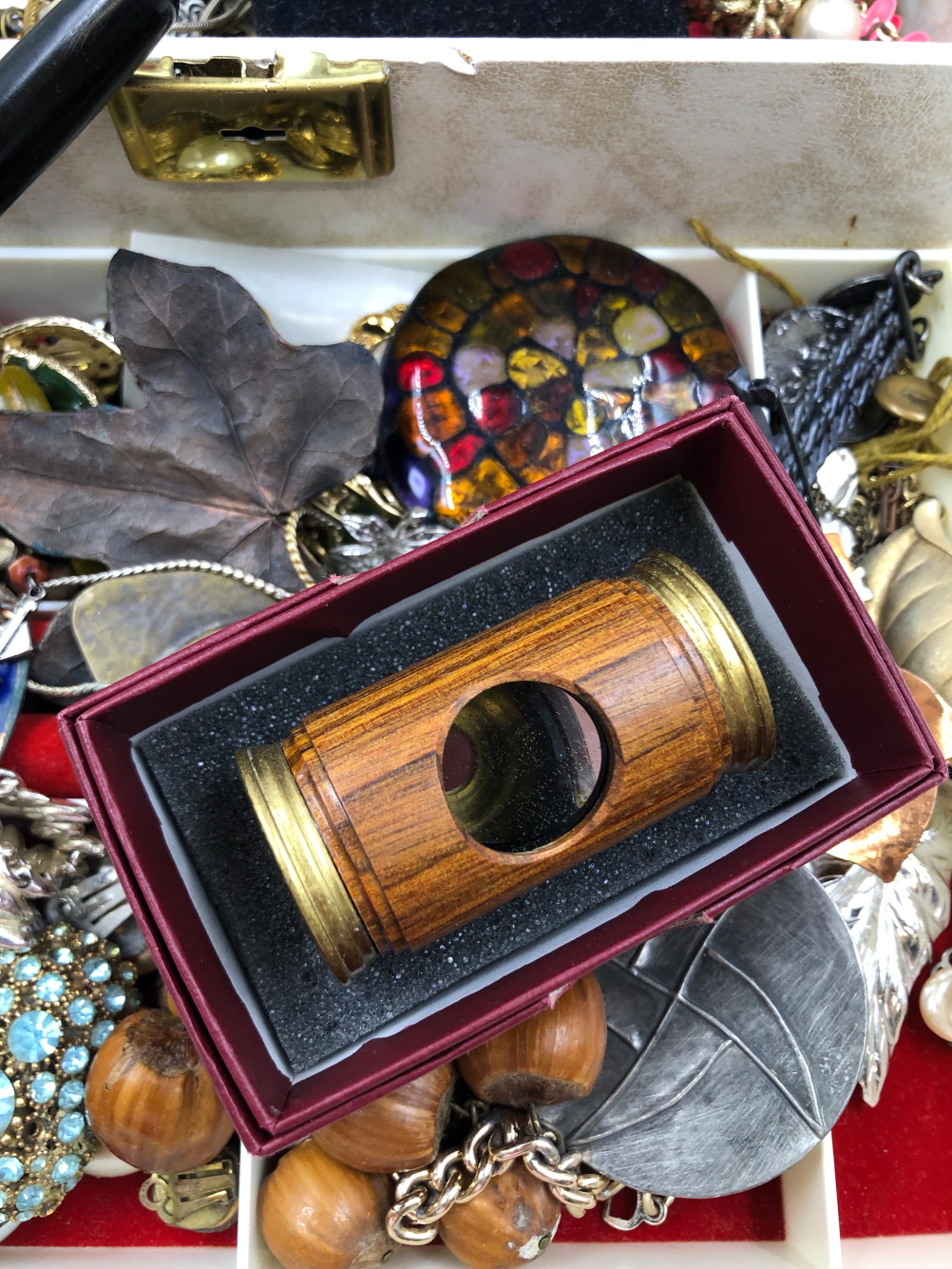 A VINTAGE JEWELLERY BOX AND CONTENTS TO INCLUDE BROOCHES, NECKLACES, PENDANTS ETC, TOGETHER WITH A - Image 8 of 11
