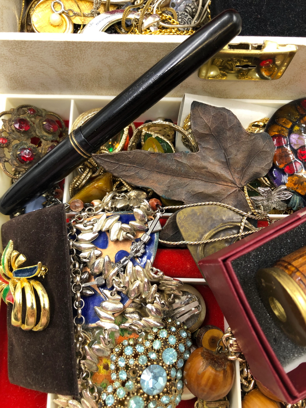 A VINTAGE JEWELLERY BOX AND CONTENTS TO INCLUDE BROOCHES, NECKLACES, PENDANTS ETC, TOGETHER WITH A - Image 7 of 11