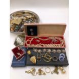 A COLLECTION OF JEWELLERY AND COLLECTABLES TO INCLUDE THREE 9ct GOLD GEM SET RINGS, ONE WITH OLD CUT