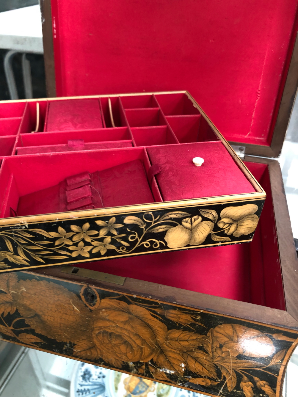 AN ANTIQUE REGENCY PEN WORK WORK BOX WITH LIFT OUT TRAY. - Image 9 of 11