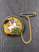 A 1914 HALF SOVEREIGN 22ct GOLD COIN REMODELLED AS A BROOCH COMPLETE WITH A 9ct GOLD SAFETY CHAIN