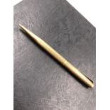 A VINTAGE 9ct HALLMARKED GOLD PENCIL, DATED 1961 FOR E BAKER & SON, BIRMINGHAM. THE CARTOUCH PANEL