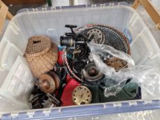 A QUANTITY OF VINTAGE FISHING EQUIPMENT INCLUDING REELS, KEEP NET ETC.