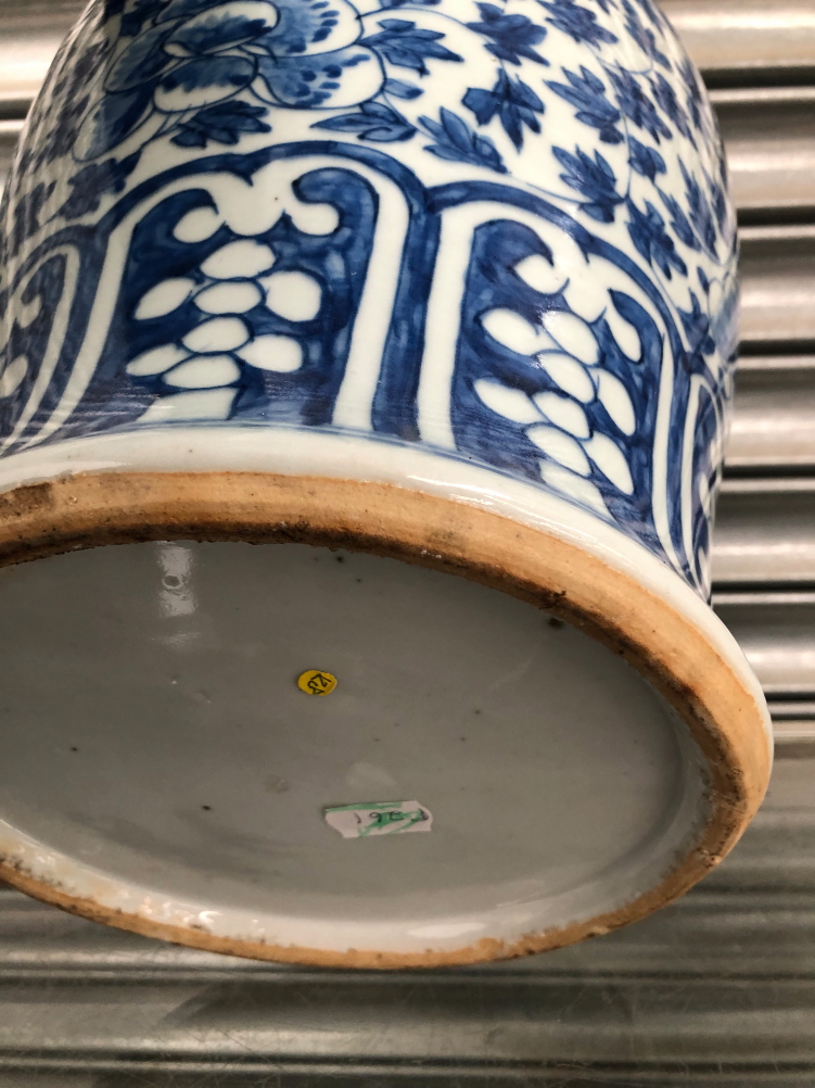 A CHINESE BLUE AND WHITE PORCELAIN JAR AND COVER PAINTED WITH SCROLLING LOTUS - Image 9 of 9