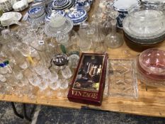 AN ELECTROPLATE MOUNTED CLARET JUG, DECANTERS, JUGS AND DRINKING GLASSES