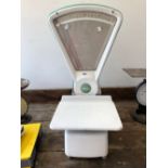 AN AVERY WHITE ENAMEL SCALE TO WEIGH UP TO 20LBS IN 1/4OZ DIVISIONS WITH A SCALE ON ONE SIDE OF