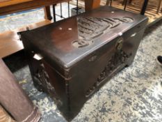 A VINTAGE CAMPHOR WOOD BLANKET CHEST CONTAINING VARIOUS LINENS AND TEXTILES.