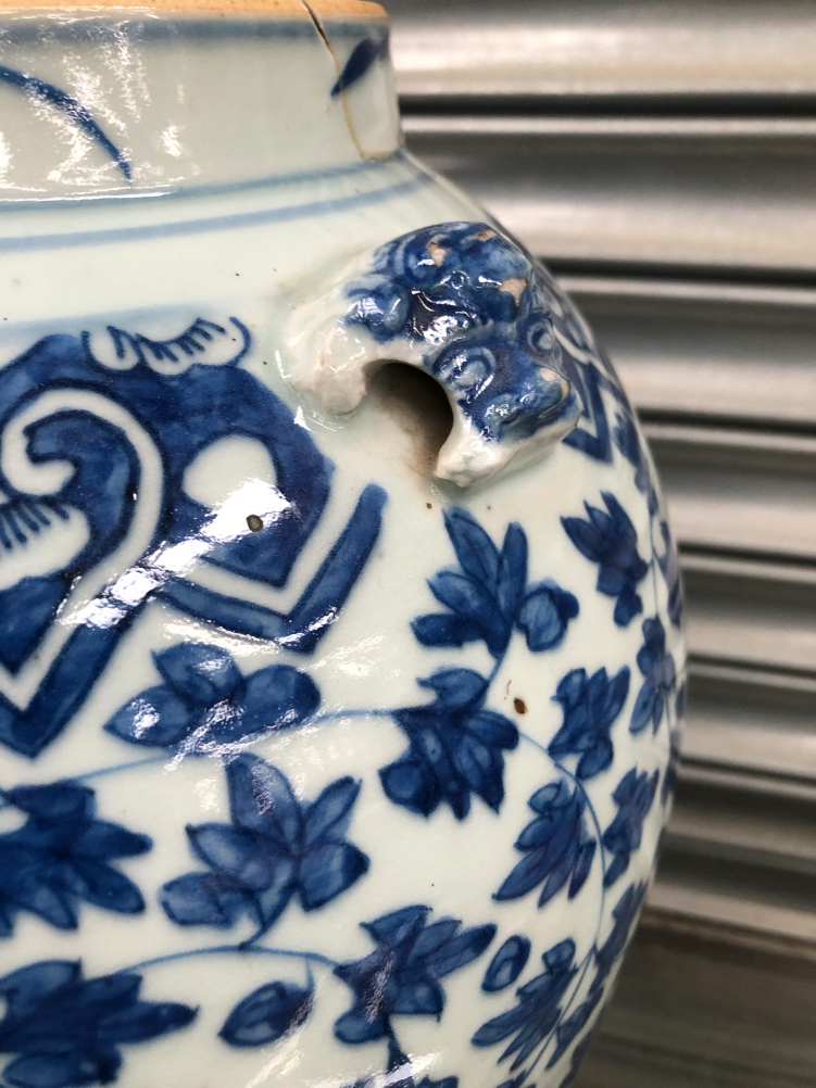 A CHINESE BLUE AND WHITE PORCELAIN JAR AND COVER PAINTED WITH SCROLLING LOTUS - Image 6 of 9