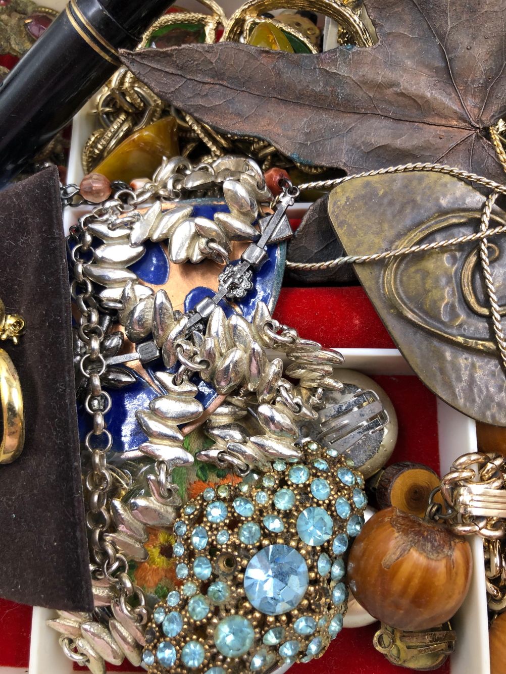 A VINTAGE JEWELLERY BOX AND CONTENTS TO INCLUDE BROOCHES, NECKLACES, PENDANTS ETC, TOGETHER WITH A - Image 11 of 11