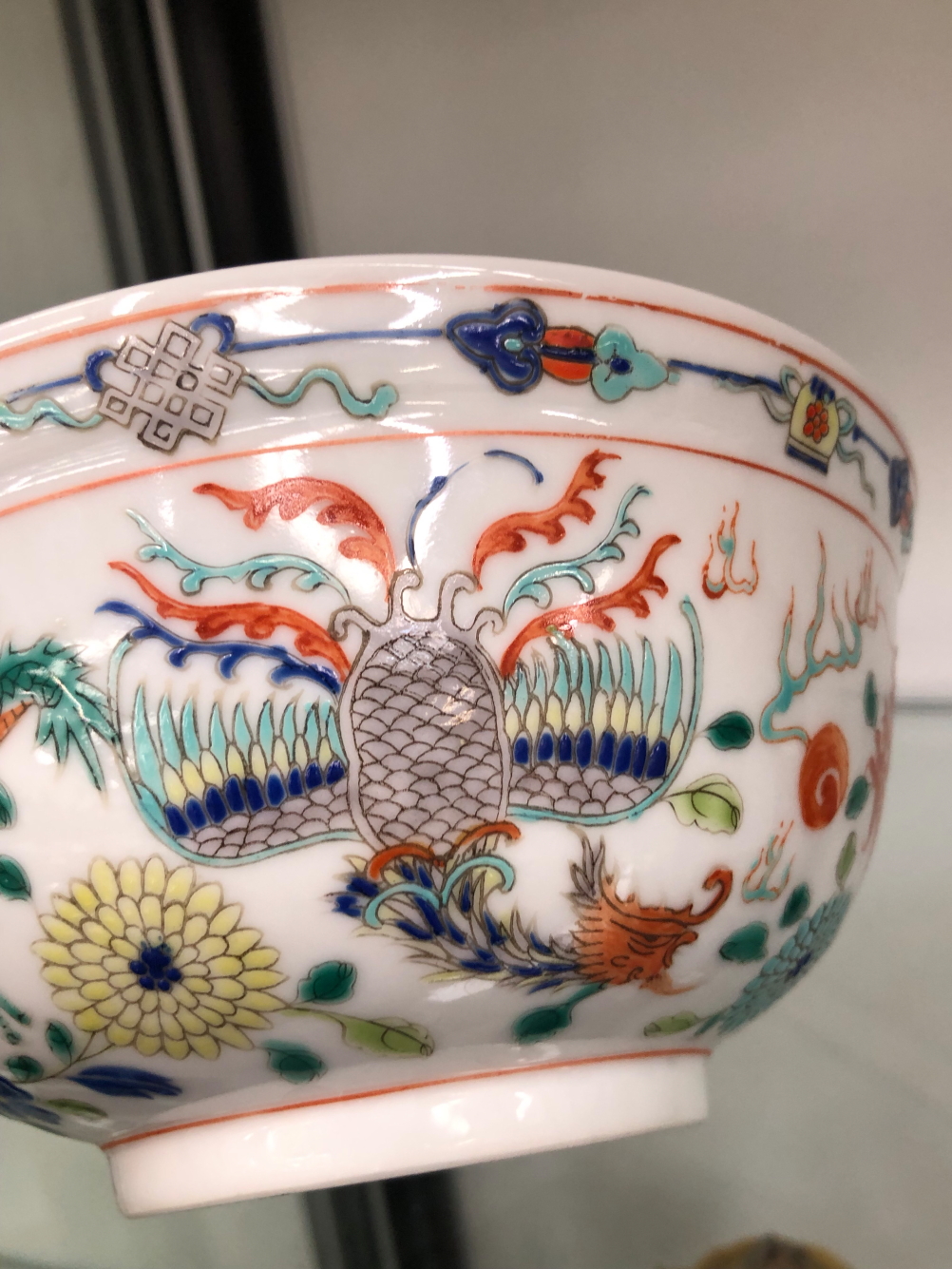 AN CHINESE HAND DECORATED DRAGON BOWL WITH CHARACTER MARKS TO BASE. - Image 3 of 9