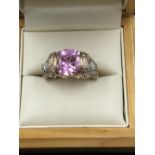 A 9ct HALLMARKED GOLD ORNATE PINK GEMSET RING, FINGER SIZE Q WEIGHT 6.96grms