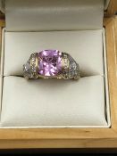 A 9ct HALLMARKED GOLD ORNATE PINK GEMSET RING, FINGER SIZE Q WEIGHT 6.96grms