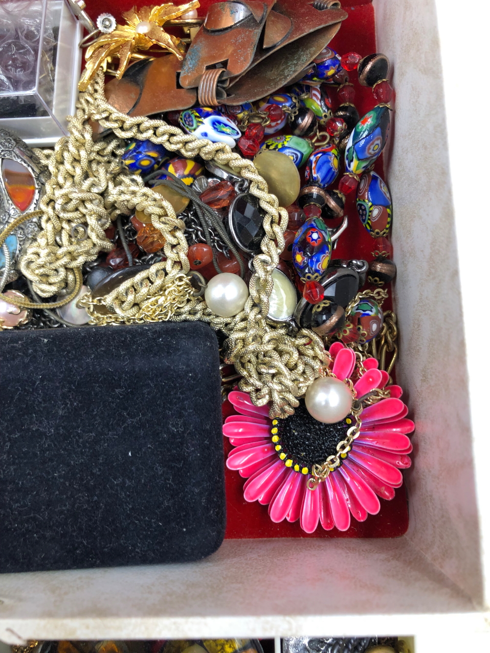 A VINTAGE JEWELLERY BOX AND CONTENTS TO INCLUDE BROOCHES, NECKLACES, PENDANTS ETC, TOGETHER WITH A - Image 5 of 11