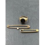 A 9ct HALLMARKED GOLD ONYX SET SIGNET RING, TOGETHER WITH A 15ct STAMPED BAR BROOCH, TOGETHER WITH A