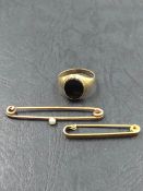 A 9ct HALLMARKED GOLD ONYX SET SIGNET RING, TOGETHER WITH A 15ct STAMPED BAR BROOCH, TOGETHER WITH A