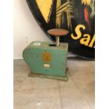 A KITWAY GREEN PAINTED IRON SCALE TO WEIGH UP TO 7LBS