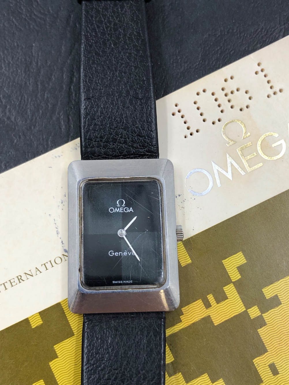 AN OMEGA GENEVE MANUAL WOUND WRIST WATCH, AND A GUARANTEE BOOKLET DATED 1978, REF 1061. WATCH WINDS, - Image 2 of 3