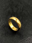 A VINTAGE 22ct HALLMARKED GOLD WEDDING RING. FINGER SIZE K. WEIGHT 10.65grms.