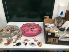 A QUANTITY OF COSTUME JEWELLERY TO INCLUDE ORNATE STONE SET BROOCHES, SOME SILVER EXAMPLES.