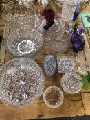 A FLYING SCOTSMAN GLASS PLATE, GLASS BOWLS, STUDIO GLASS ANIMALS, VASES AND OTHER GLASS WARE