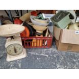 A COLLECTION OF KITCHEN SCALES, LARGELY PLASTIC