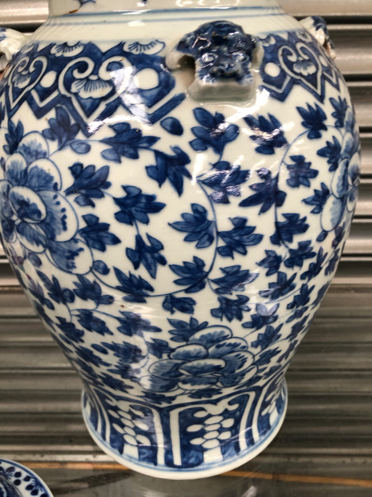 A CHINESE BLUE AND WHITE PORCELAIN JAR AND COVER PAINTED WITH SCROLLING LOTUS - Image 8 of 9