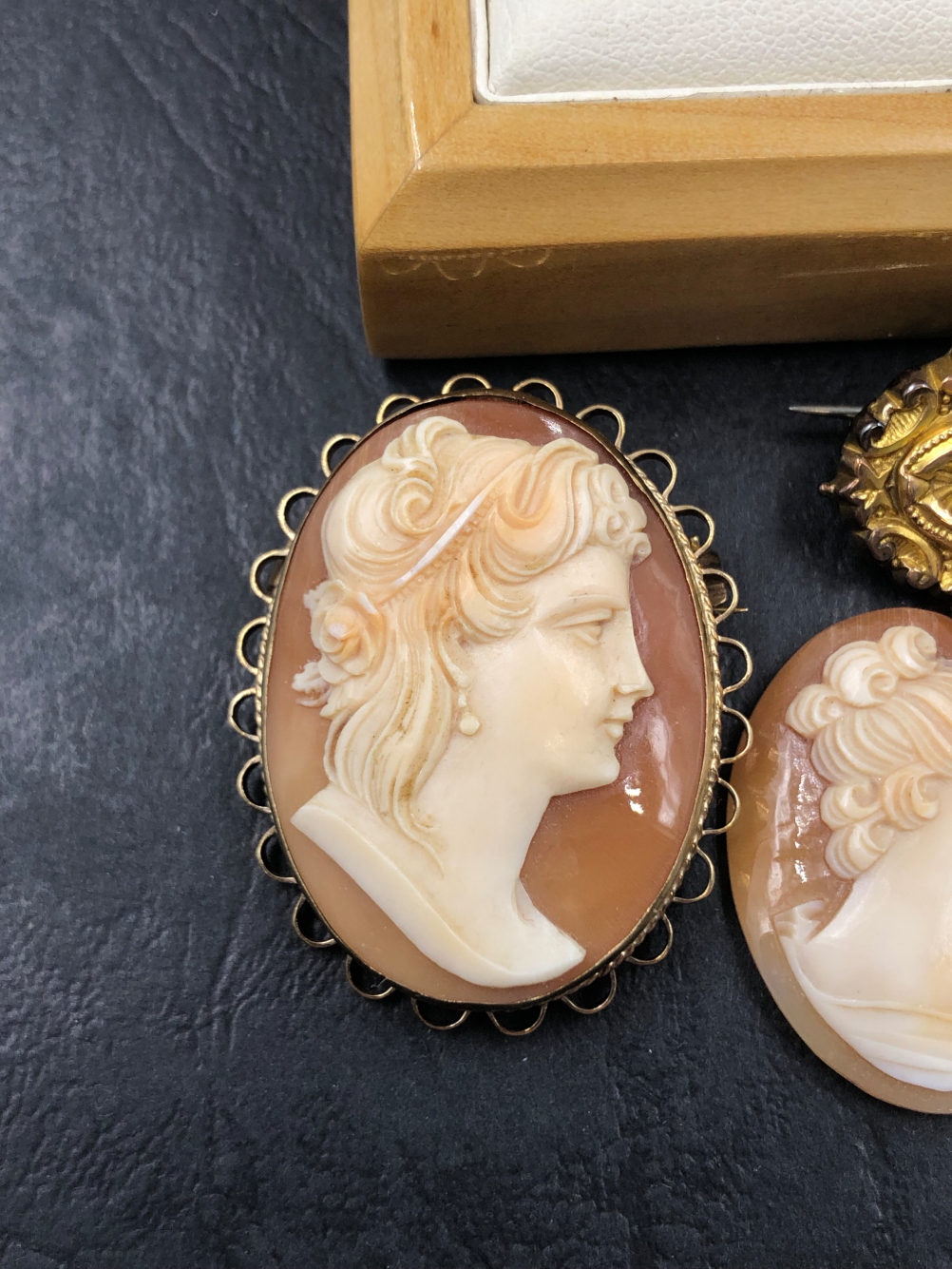 A HALLMARKED 9ct GOLD OVAL CAMEO PORTRAIT BROOCH, TOGETHER WITH A LOOSE CAMEO SHELL, A 9ct GOLD - Image 2 of 4