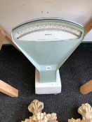 A SET OF AVERY SCALES TO WEIGH UP TO 1KG IN 10 GRAM DIVISIONS WITH A REMOVABLE LOZENGE SHAPED PAN