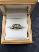 A 9ct HALLMARKED GOLD DIAMOND AND GREEN GEMSET RING. FINGER SIZE N WEIGHT 3.66grms