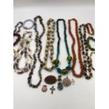 JEWELLERY TO INCLUDE SIX GOOD QUALITY HARDSTONE NECKLACES, SEVEN SIMILAR BRACELETS, A VINTAGE