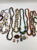 JEWELLERY TO INCLUDE SIX GOOD QUALITY HARDSTONE NECKLACES, SEVEN SIMILAR BRACELETS, A VINTAGE