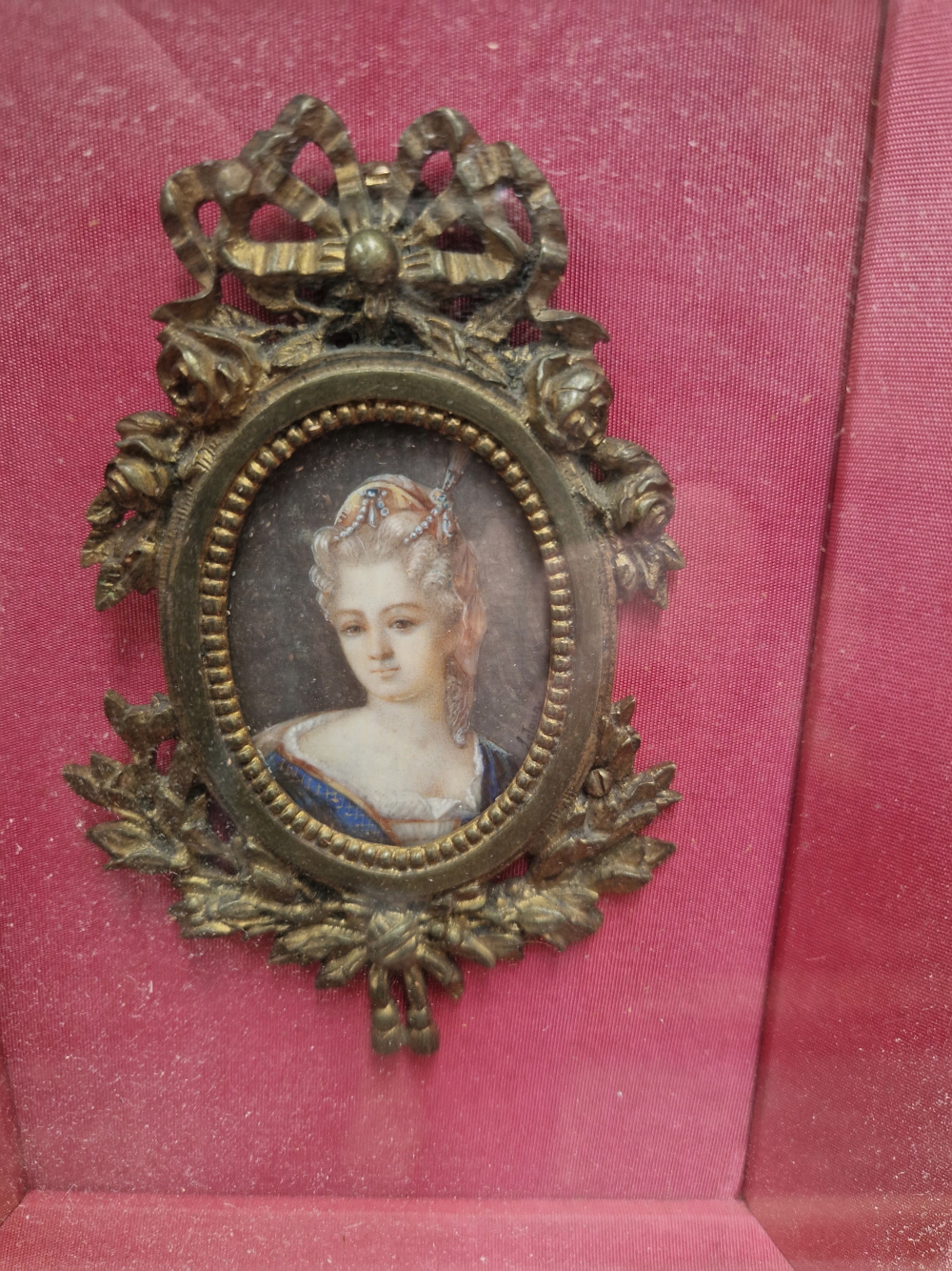 A DECORATIVE MINIATURE PORTRAIT PAINTING OF A LADY IN 18th CENTURY DRESS. - Image 3 of 5