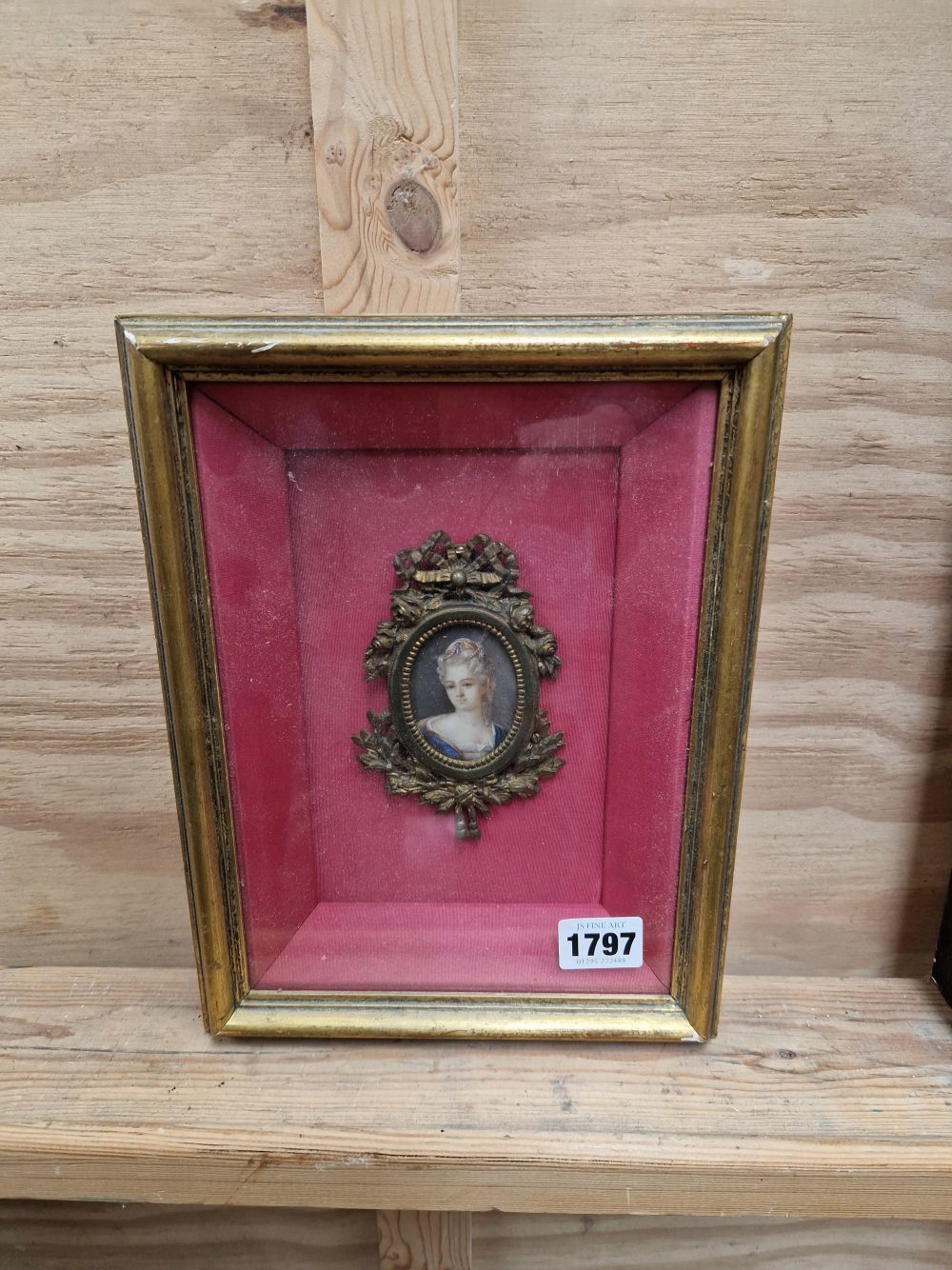 A DECORATIVE MINIATURE PORTRAIT PAINTING OF A LADY IN 18th CENTURY DRESS. - Image 4 of 5
