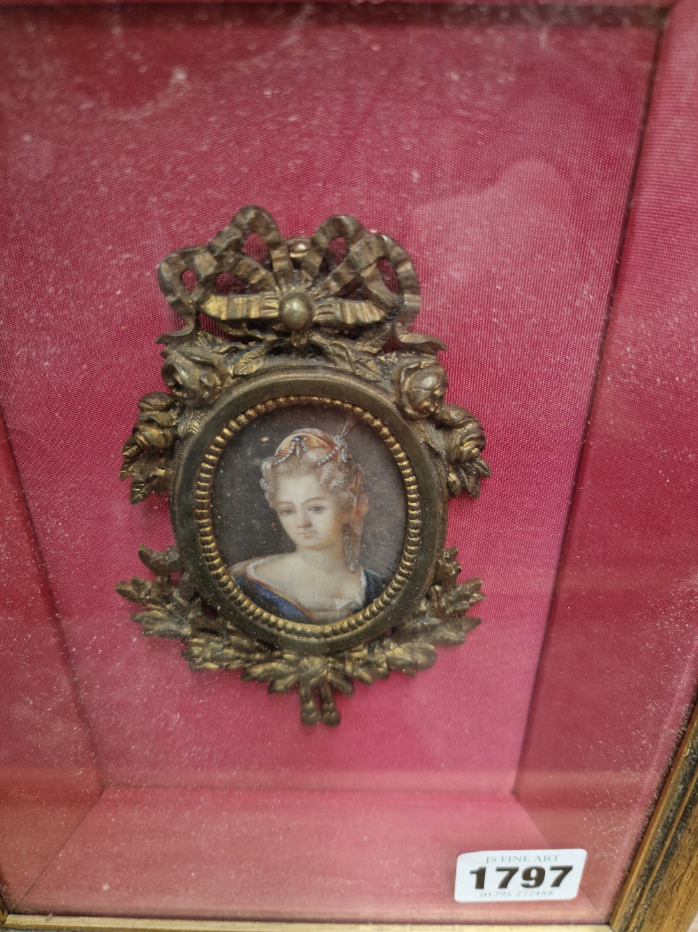 A DECORATIVE MINIATURE PORTRAIT PAINTING OF A LADY IN 18th CENTURY DRESS. - Image 2 of 5