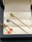 TWO VINTAGE STONE SET STICK PINS, BOTH UNHALLMARKED, ASSESSED AS 9ct GOLD, TOGETHER WITH A PAIR OF