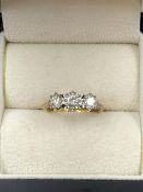 AN 18ct HALLMARKED GOLD THREE STONE DIAMOND TRILOGY RING. THE DIAMONDS WITH APPROXIMATE MEASUREMENTS
