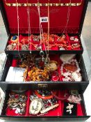 A VINTAGE JEWELLERY CASE AND CONTENTS TO INCLUDE AMBER, SILVER ITEMS, VARIOUS BEADS, DIAMANTE