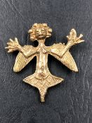 A 9ct HALLMARKED GOLD PILGRIM BROOCH AFTER THE MEDIEVAL ORIGINAL. MEASUREMENTS 4 x 4cms, WEIGHT 7.