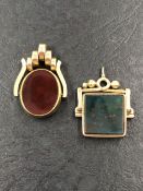 A VICTORIAN BLOODSTONE AND CARNELAIN DOUBLE SIDED SWIVEL FOB HALLMARKED 9ct GOLD, DATED 1897,