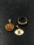 A 9ct HALLMARKED HALF HOOP RING, TOGETHER WITH AN AMBER PENDANT AND AN EYE PENDANT, BOTH