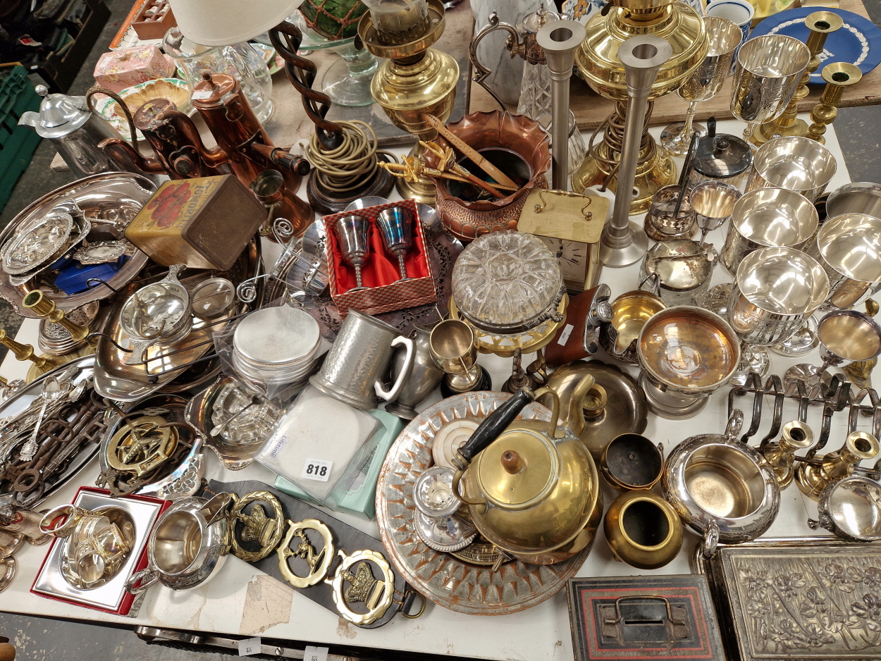A LARGE QUANTITY OF METAL WARES TO INCLUDE COPPER COFFEE POTS, A CLARET JUG, OIL LAMPS, PLATED