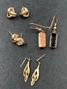 A PAIR OF 9ct HALLMARKED GOLD ONYX AND GOLDSTONE DROP EARRINGS SIGNED DAVID SCOTT-WALKER TOGETHER