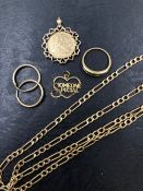 9ct GOLD JEWELLERY TO INCLUDE A FIGARO NECKLACE, A PAIR OF HOOP EARRINGS, A SOMEONE SPECIAL HEART