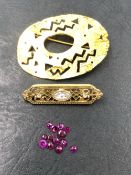 A COLLECTION OF 13 UNMOUNTED LOOSE RUBIES AND TWO COSTUME BROOCHES.