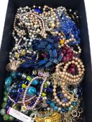 A COLLECTION OF COSTUME JEWELLERY TO INCLUDE BEAD NECKLACES, ETC.