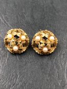 A PAIR OF VINTAGE 9ct GOLD HALLMARKED PEARL FLORAL CLIP ON EARRINGS. GROSS WEIGHT 3.82grms.
