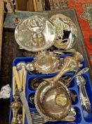 A SMALL COLLECTION OF SILVER PLATED WARES AND CUTLERY.