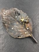 A DIAMOND SET LEAF BROOCH MOUNTED WITH A BANDED AGATE INSECT SET IN 18ct GOLD. THE BROOCH REVERSE