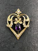 AN ANTIQUE ART NOUVEAU AMETHYST AND SEED PEARL PENDANT BROOCH. DROP 3.2cms. WEIGHT 3.2grms